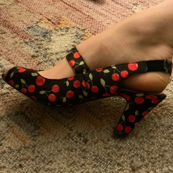 ✨CHELSEA CREW ✨vintage reproduction cherry print heels 🍒 - Picture 3 of 7
